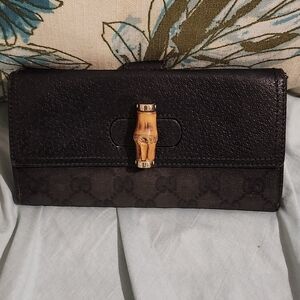 GUCCI WALLET with Bamboo Accent Closure(VINTAGE)